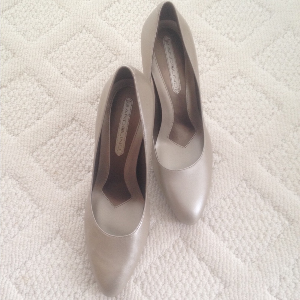 {Bandolino} NIB Silver Taupe Heels